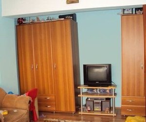 garsoniera str. Comisia Centrala, et. 4 cu acoperis, spatioasa, centrala termica proprie pe gaze