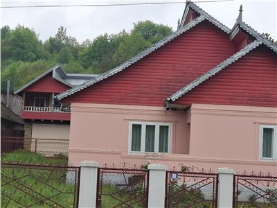 Casa cu 2360 mp teren, Racoasa